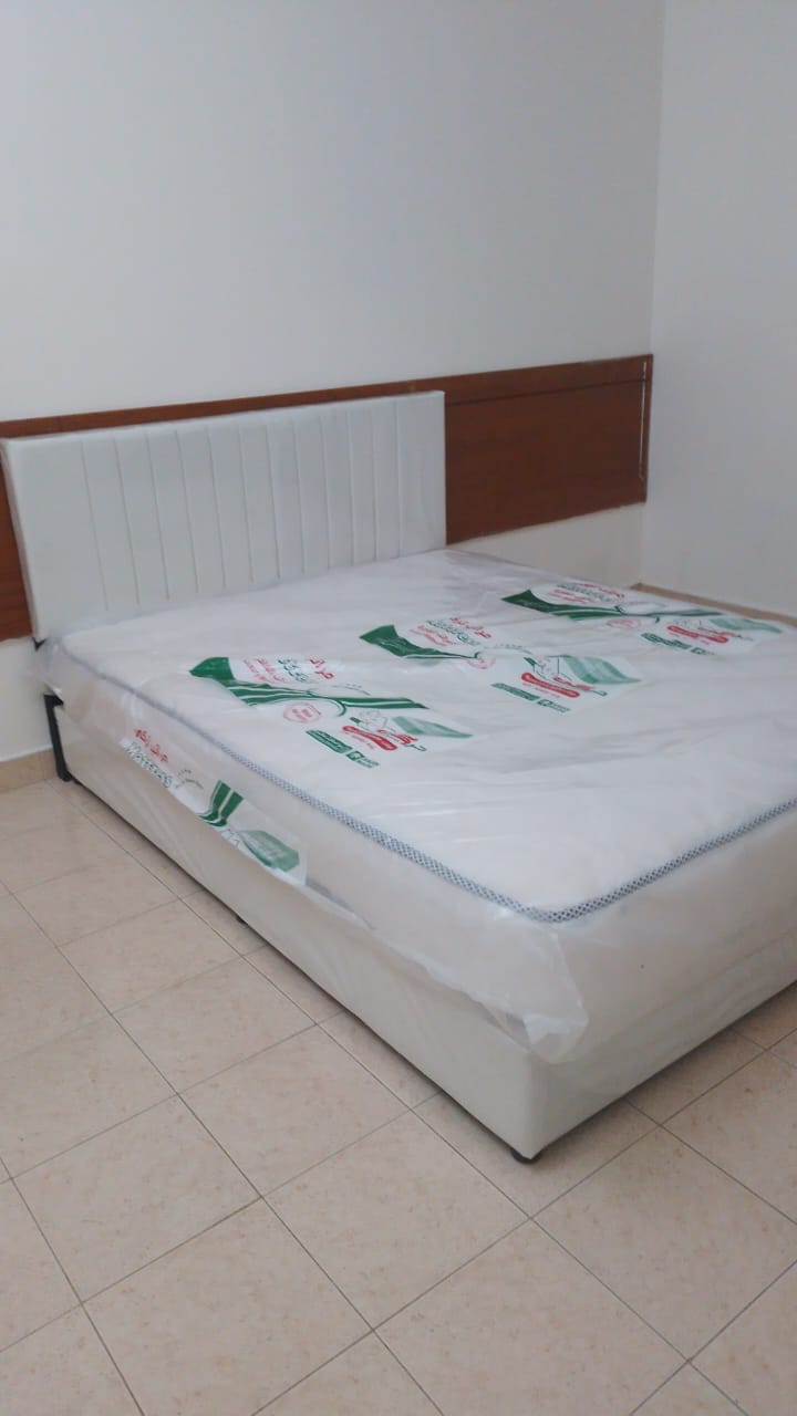 سرير مع المراتب